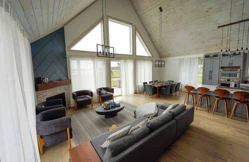 Gravenhurst House | 2 hrs frm Toronto A-frame, sunsets, kayaks, private dock and fire pit