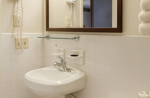 Campbelltown Hotel | 2 Units | Pool | Free Breakfast | Near Hershey Chocolate Factory