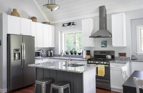 Cedar House | '26 Flexible Summer & Fall-BOOK NOW! - Central Location - clean & modern rental!