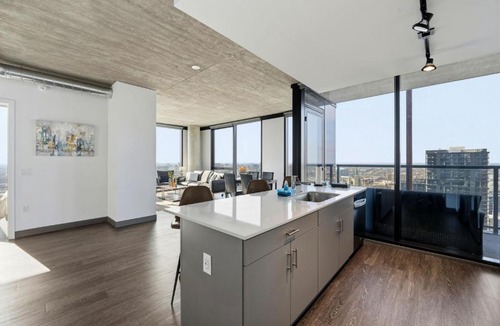 West Loop Apartment | 2BR Designer Loft Modern Luxe in City Center