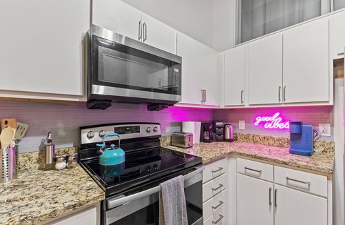 Wholesale District Apartment | 2BR Downtown Gem Arcade games Sleeps 7 Convention Center Stadium