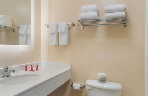Smithfield Hotel | 3 Accommodations for Big Groups | near Stadium Theatre | Free Bfast & Parking!