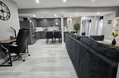 Mount Pleasant House | 3 bdrm 3 full bath W/D in Brampton/Toronto, sleeps 16.