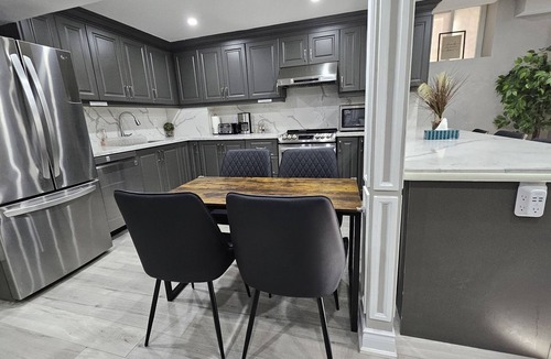 Mount Pleasant House | 3 bdrm 3 full bath W/D in Brampton/Toronto, sleeps 16.
