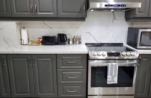 Mount Pleasant House | 3 bdrm 3 full bath W/D in Brampton/Toronto, sleeps 16.