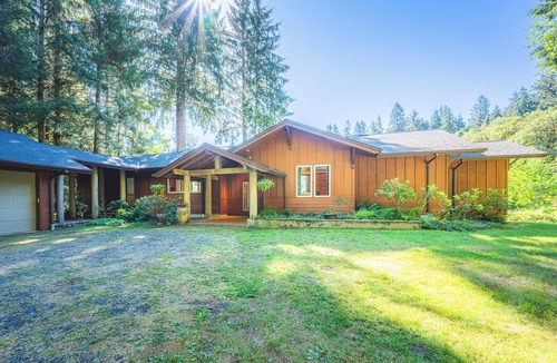 Beaver House | 3-bedroom River Front home. Peaceful and relaxing.