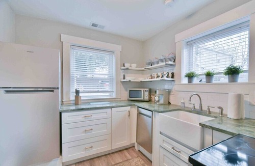 Hamilton House | 3 blocks from Spookynook & on the historical reg.