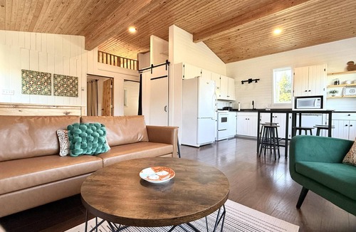 Darnley Cottage | 4 bed plus bunkie, sleeps 10 at the BEACH!