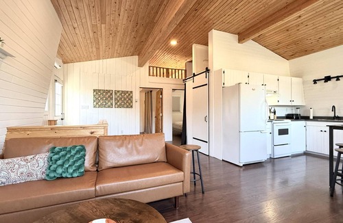 Darnley Cottage | 4 bed plus bunkie, sleeps 10 at the BEACH!