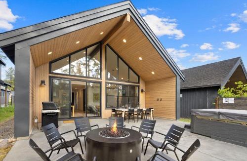 Roslyn House | 4BR Forest View Game Room Hot Tub Firepit BBQ
