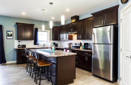 Jasper Place Apartment | 5BDRM Bright Modern Home-King Bed-Garage-Sleeps 12