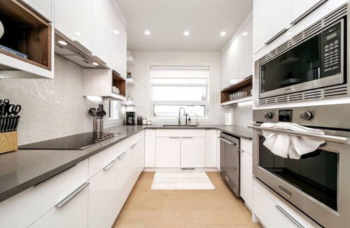 Southside House | 5BDRM Chic Modern Home - Hot Tub - King Bed - AC - Garage