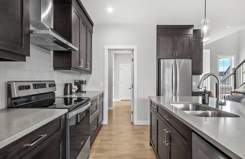 Calgary House | 5BR Home2 Kitchens Double Garage Close to Banff
