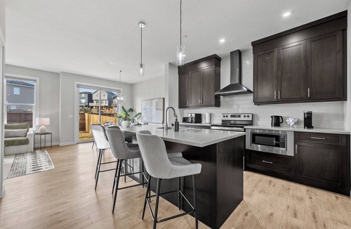 Calgary House | 5BR Home2 Kitchens Double Garage Close to Banff