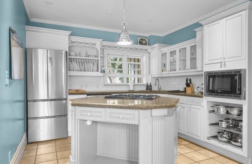 Cobourg House | 6BR | Pool, BBQ & Firepit | Mins to Beach, Downtown