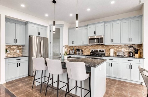 Evanston House | 9-Bed Oasis | AC | Jetted Tub| BBQ | Fireplace