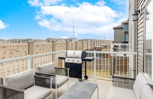 Evanston House | 9-Bed Oasis | AC | Jetted Tub| BBQ | Fireplace