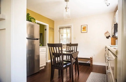 Abingdon Cottage | A perfect romantic getaway!