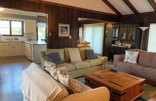Loveladies House | Almost beachfront 3-bedroom house in Loveladies with WiFi, AC