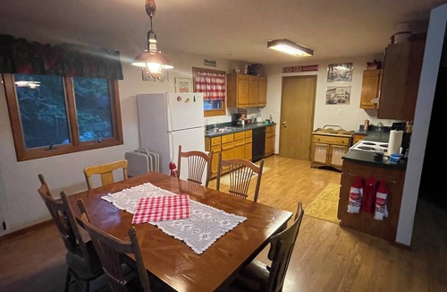 Bourbon Cabin | Authentic Cedar Cabin-Dogwood Cabin-with Pool & Meramec River Access