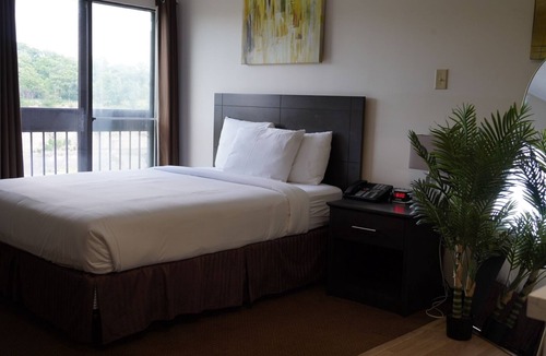 Niagara Falls Apartment | Bachelor Apt on Niagara Gorge w/free parking & breakfast!