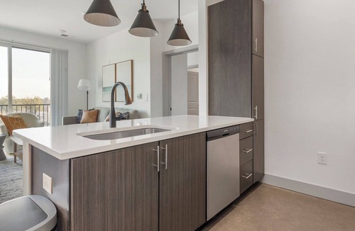 Richmond Apartment | Barsala l Modern 2BD overlooking a sparkling pool, fast Wi-Fi