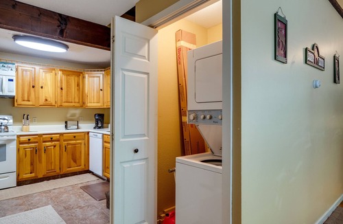 Bartlett House | Bartlett Townhome w/Balcony: 1 Mi to Ski Resort!