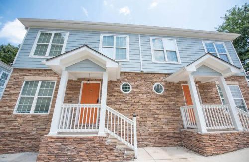 Southwestern House | Basic 4 bedrooms with 7 beds 15 min from downtown sleeps 9 for Work crews and Large groups