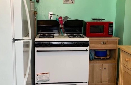Bayview Apartment | Beach Side Studio #4 - Pet Friendly, WiFi, Off-Street Parking, Large Smart TV