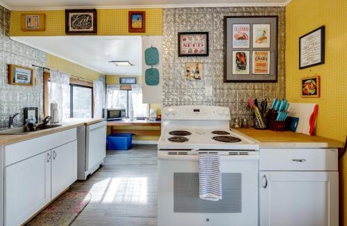 Seaside House | Beachfront Cottage on Seaside Promenade w/Hot Tub