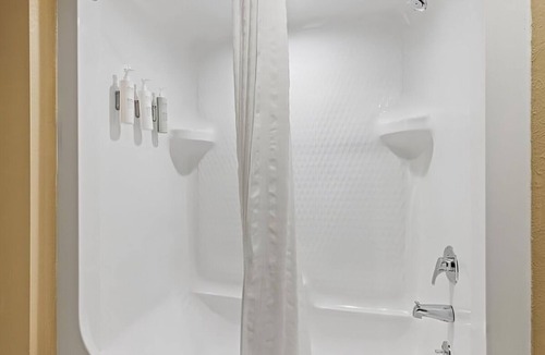 Houghton Lake Hotel | Beachfront Hotel