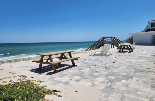 Melbourne Beach Apartment | Beachfront Studio w/Ocean Views & Pet-Friendly