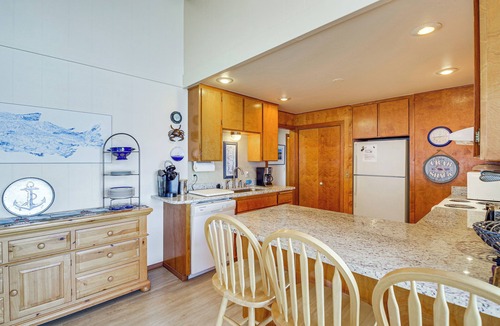 Bells Beach House | Beachfront Whidbey Island Home + Apartment!
