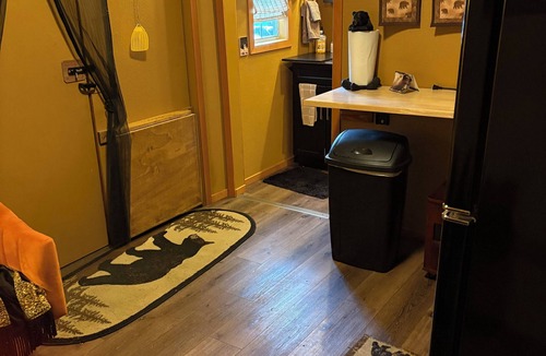 Ahsahka Cabin | Bear Country Tiny House in Lenore on the river
