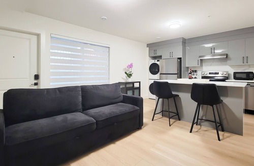 Yorkson House | Beautiful Langley Suite by Hwy 1 & Event Centre