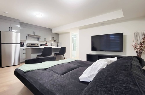 Yorkson House | Beautiful Langley Suite by Hwy 1 & Event Centre