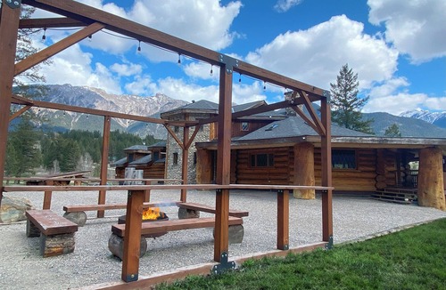 Edgewater Cabin | Beautiful Mountain Cabin Sleeps 14