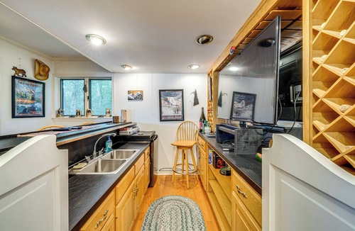 Drums House | Beech Mt Lakefront Gem! Hot Tub, Kayaks, Billiards