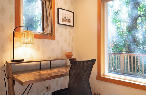 Eastgate House | Bellevue Forest Haven Hideaway