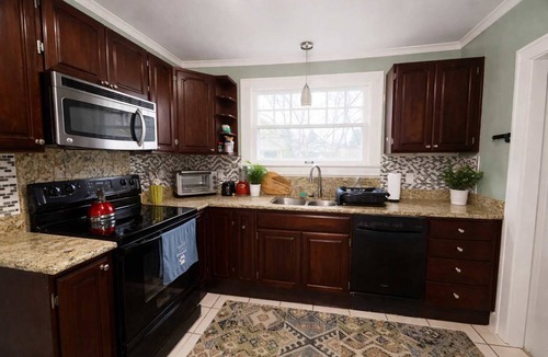 Indianapolis House | Best Location 5 BD Spacious Family Home- Indianapolis IN