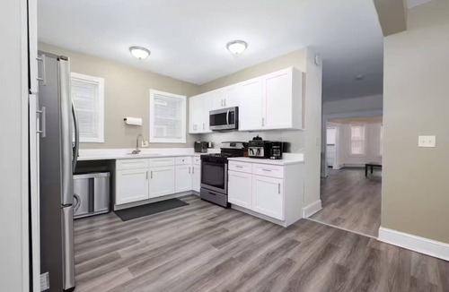Hartford House | Best Private Group Stay - Sleep 16+ 3 Levels with 3 Baths 2 Kitchens
