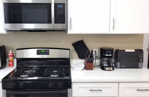 Hartford House | Best Private Group Stay - Sleep 16+ 3 Levels with 3 Baths 2 Kitchens
