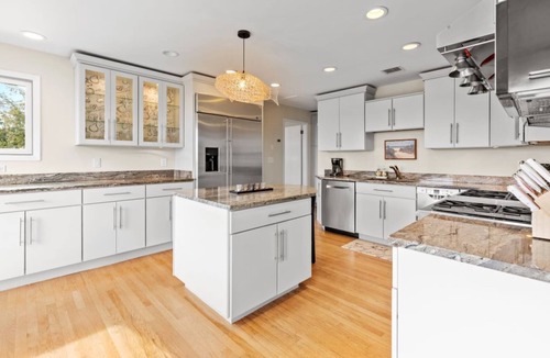 Hampton Bays House | Best View + Private Beach + Putting Green