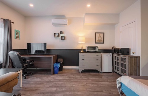 North End House | Between two bridges: a private studio suite
