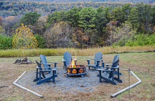 Berkeley Springs Cabin | Black Bear Cabin - Fire pit - grill- view- pets-fireplace-king bed-wifi-gameroom