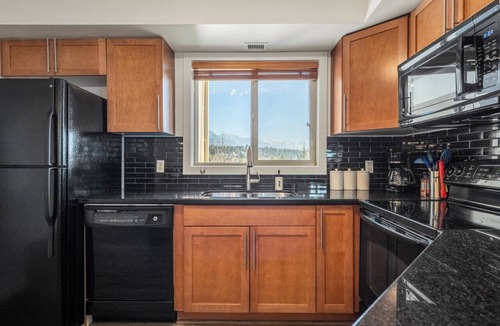 Invermere Apartment | Blue Heron Pointe | Lakeview | Pool | Hot Tub |Gym
