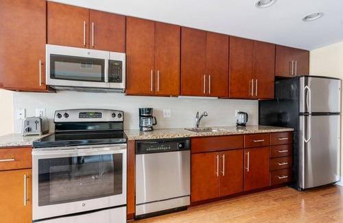 Mount Vernon Triangle Apartment | Blueground | Mount Vernon Triangle, pool, nr National Gallery of Art