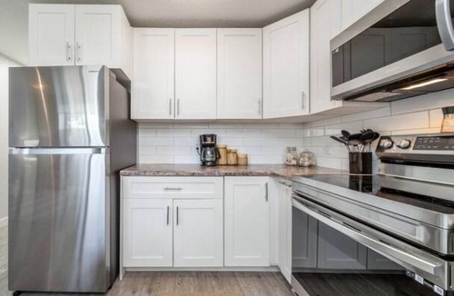 North Central Edmonton House | BoHo Chic Suite - Long Stays - Fireplace - Garage