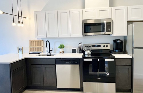 Elizabeth Apartment | Boho Queen Studio Near NYC, EWR, MetLife