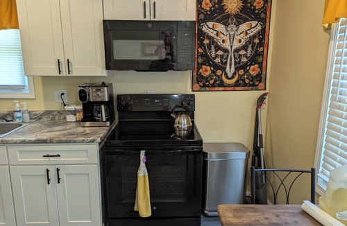 Bloomington House | Bright and Fun Bungalow Prefect for your Bloomington Stay